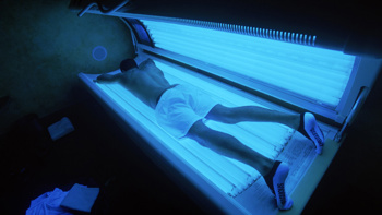 Watchdog says tanning salons putting customers at risk, calls for sunbed ban