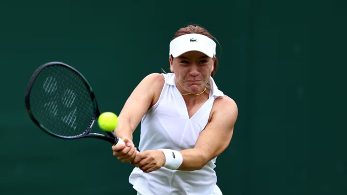 Lulu Sun of New Zealand plays a backhand to Qinwen Zheng of China in the first round at Wimbledon. Photo / Getty Images