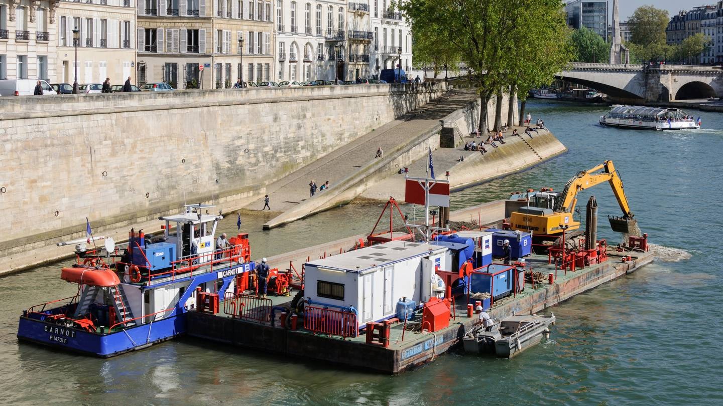 Paris In Push To Improve Quality Of River Seine To Allow Swimming At   Previous Efforts To Clean The Seine River In Paris Included Dredging Myrabella Wiki Commons 